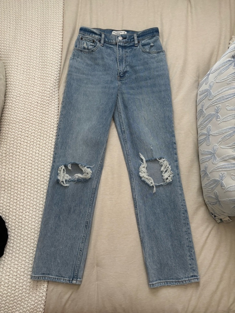 Abercrombie and Fitch Light Wash The 90s Straight Ultra High Rise 2 Short